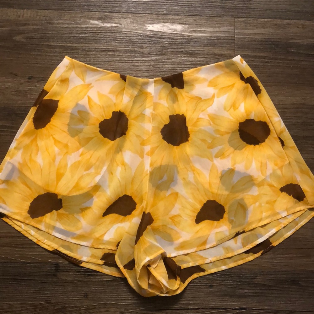 Show me your Mumu sunflower shorts